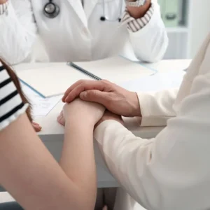 Gynecologist discussing fertility evaluation results with a patient in Dubai